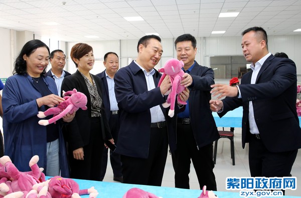9月25日，陪同市委常委、常务副市长王刚在爱多宝公司视察.jpg