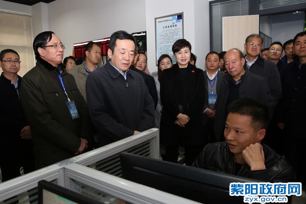12月9日，在紫阳县电子商务服务（孵化）中心参观考察二.jpg