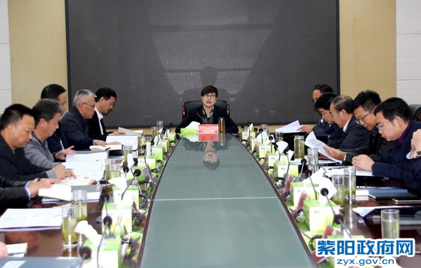 10月10日，县长陈莲主持召开2019年县政府第7次常务会议.jpg