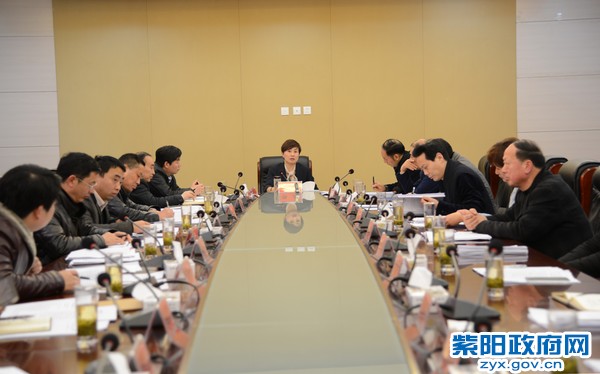 2月14日，主持召开县政府第二次常务会议.jpg