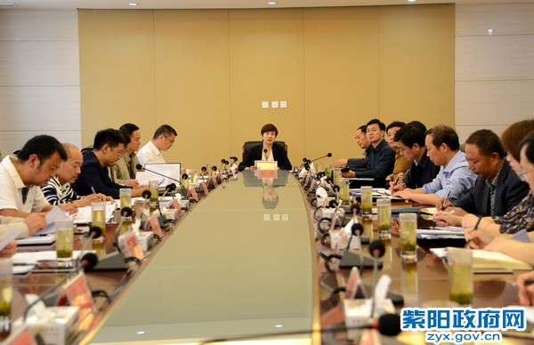 5月10日，县长陈莲主持召开第五次常务会议.jpg
