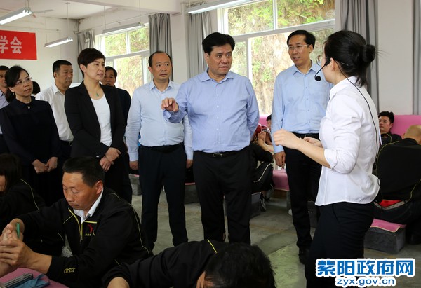 4月17日，陪同民盟中央副主席张道宏在县职教中心调研.jpg