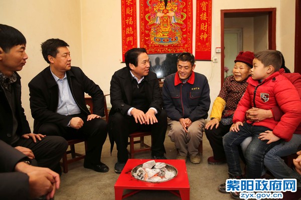 1月16日，陪同市长赵俊民在蒿坪镇全兴村看望慰问贫困群众.jpg