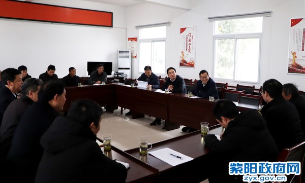 1月16日，市长赵俊民在城关镇双坪村看望一线扶贫干部.JPG