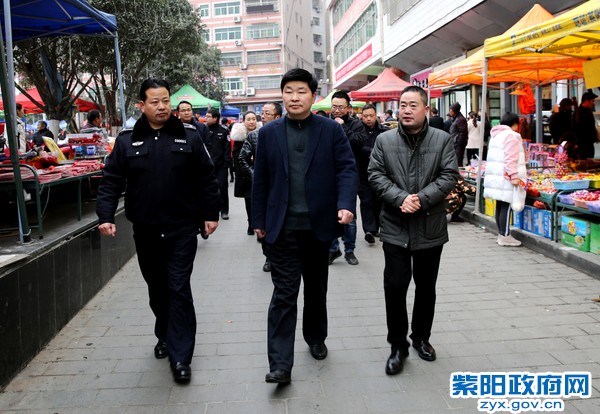 1月27日，周锦政带队检查年货市场规范管理情况.jpg