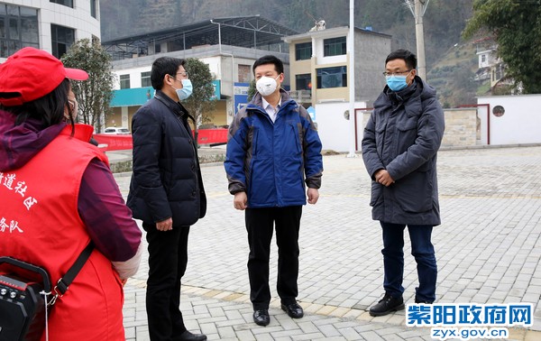 2月3日，在红椿镇七里沟安置社区检查疫情防控工作.jpg