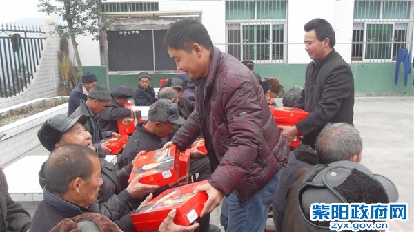 李志忠到敬老院看望老人.JPG