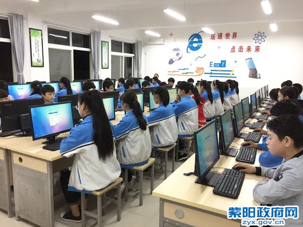 学校电脑室.jpg