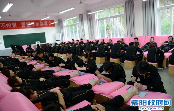 参训学员正在进行颈修脚技能培训练习00000。（陈刚 摄）.jpg