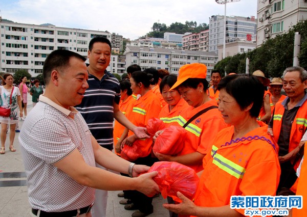 8月3日，慰问环卫工人.jpg