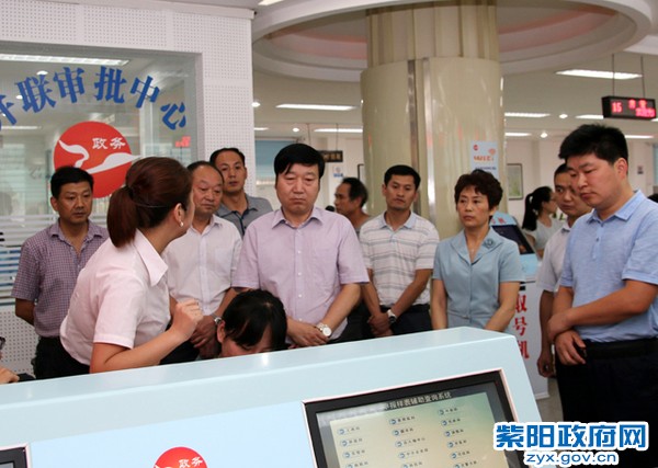 在政务服务中心考察.jpg
