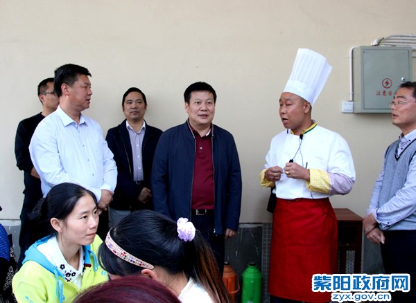 邹市长视察县职业教育中心培训情况.jpg