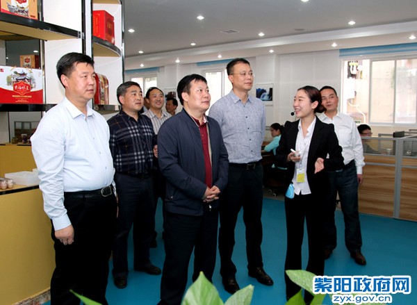 邹市长视察电商服务中心.jpg