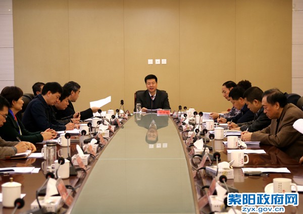 11月13日，主持召开全体县级领导会议.jpg