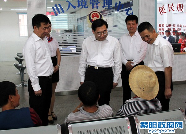 在政务服务中心调研三.jpg