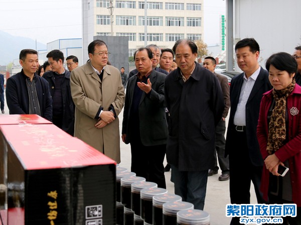 3月24日，省科技厅厅长卢建军在绿安大蒜调研.jpg