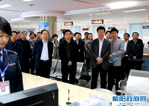 全市政务中心代表参观一.jpg