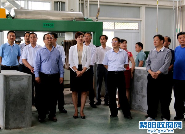 00在东裕车间考察.jpg