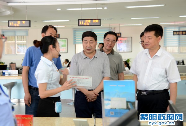 7月6日，陪同市人大副主任胡凯庆在县政务服务中心考察.jpg
