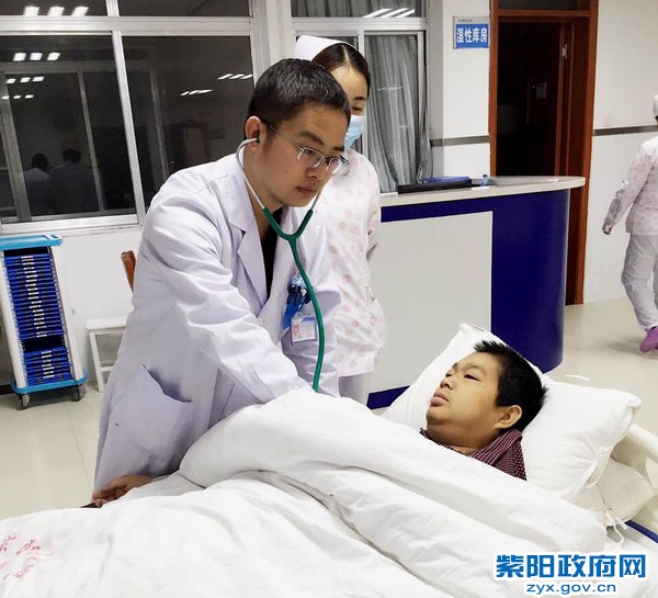 刘华兵查房.jpg