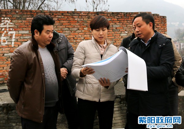 2017年陈县长在钟鼓湾实地踏看县城移民搬迁规划选址工作.JPG