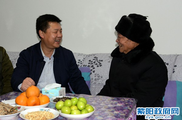 1月18日，看望老干部曹荣贵.jpg
