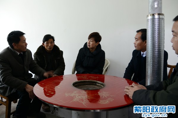 1月21日，在蒿坪镇黄金村看望慰问困难群众 (1).jpg
