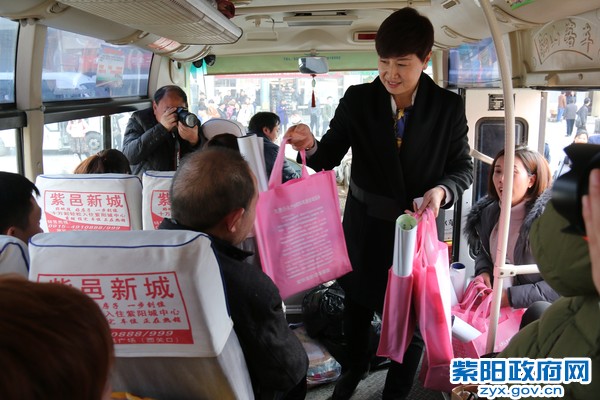 1月23日，在看望返乡农民工.jpg