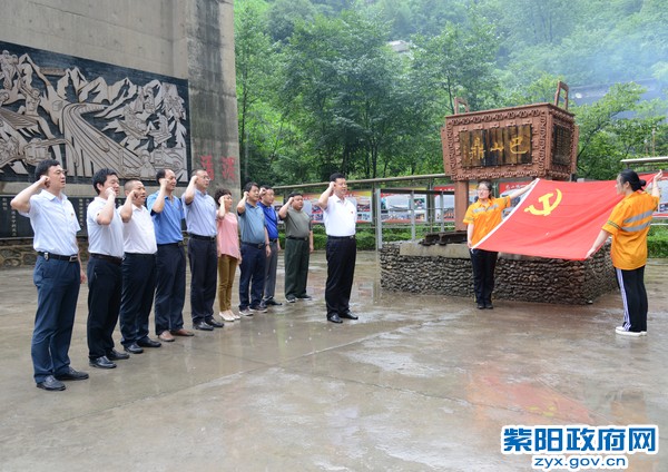6月30日，县委常委会在巴山工务车间开展主题党日活动——陈刚 摄.jpg