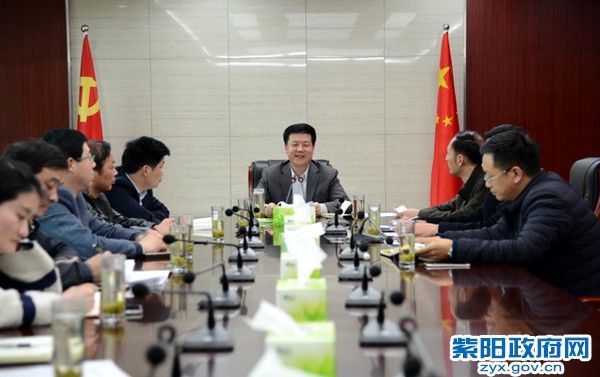 3月17日，主持召开外出考察座谈会.jpg