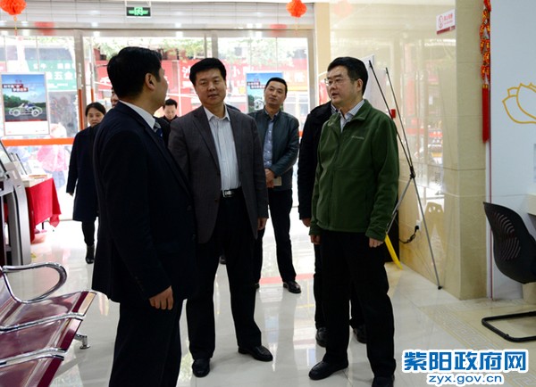 3月22日，陪同长安银行行长刘红旗在紫阳支行视察.jpg