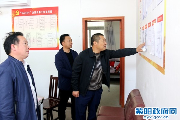 康主席在西河村检查调研党建工作.jpg