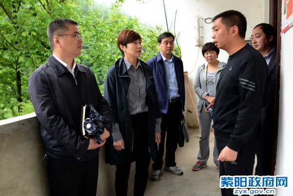 5月6日，在麻柳镇水磨村抽查第一书记到岗情况.jpg
