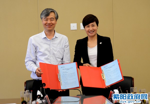 5月25日，代表县政府与北大光华管理学院签订合作协议.jpg