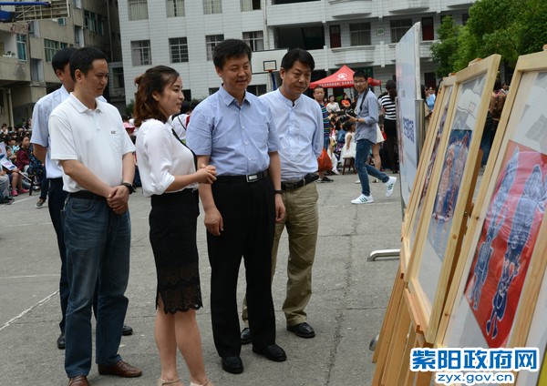 六一看望三.jpg