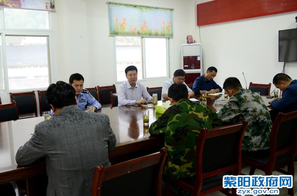 9月27日，在红椿镇现场办公安排部署防汛防滑工作.jpg