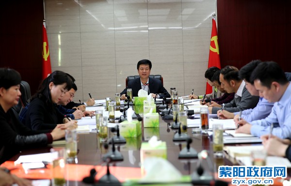 11月2日，主持召开县委常委会议，集中学习研讨十九大精神.jpg