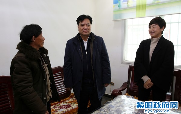 1月22日，陪同副省长张道宏在黄金村贫困户邓元进家调研.jpg