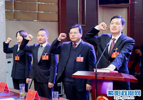 周书记向宪法宣誓.jpg