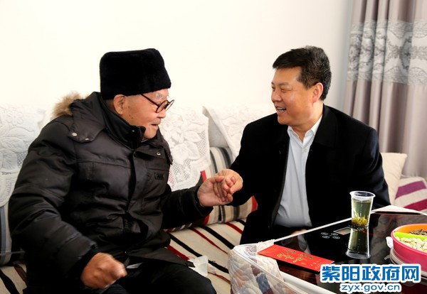 2月12日，看望慰问老干部邢博之.jpg