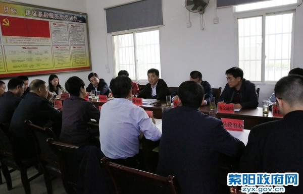 4月11日，市政府何邦军副市长在青中村召开脱贫攻坚推进会.jpg