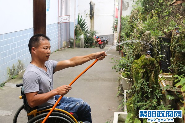 朱忠乾在浇花.jpg
