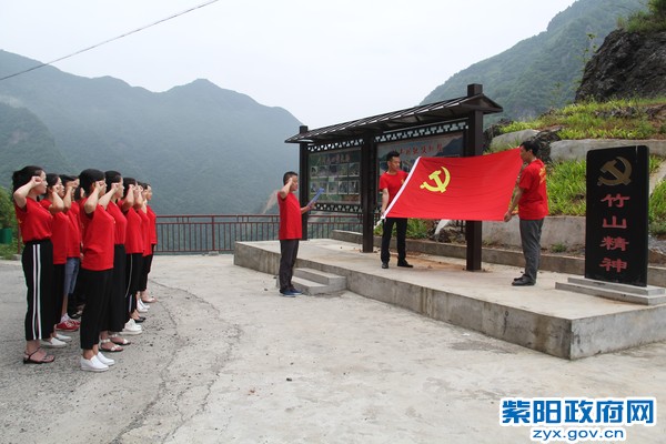 全体党员重温誓词.JPG
