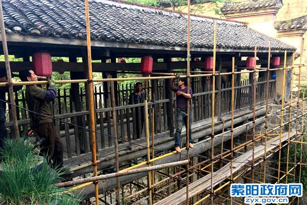 正在维修加固的古廊桥_副本.jpg