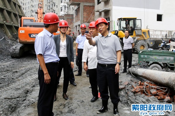 9月12日，陪同副市长何邦军在蒿坪镇茨沟安置社区调研2.jpg