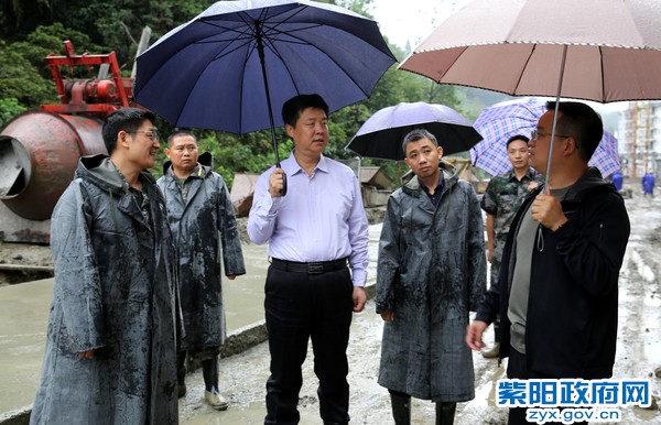 9月14日，在红椿镇检查易地扶贫搬迁工作.jpg