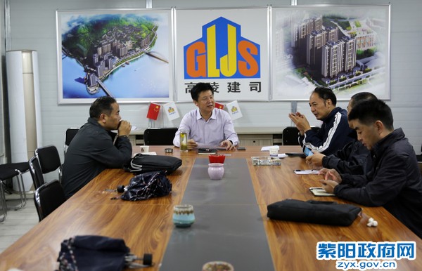 9月15日，在仁和社区项目部主持召开现场办公会.jpg
