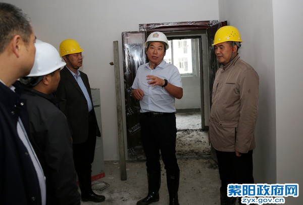 9月19日，陪同市长赵俊民在仁和国际搬迁社区视察1.jpg