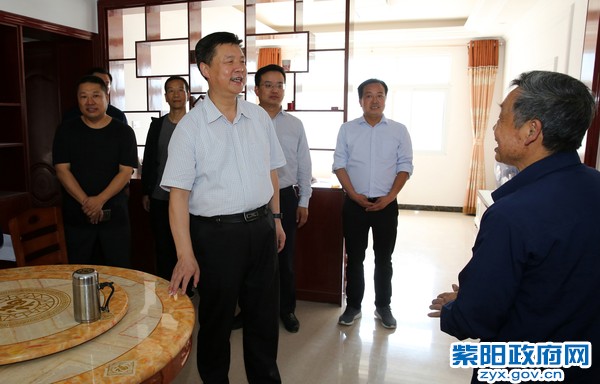 9月28日，在洞河镇督导调研脱贫攻坚工作3.jpg