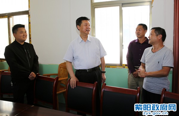 9月28日，在洞河镇督导调研脱贫攻坚工作2.jpg